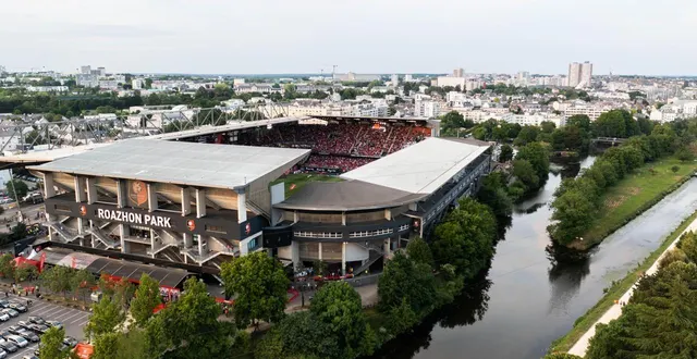 photo  le roazhon park troquera dimanche ses couleurs traditionnelles des rouge et noir pour celles des bleu et blanc.  ©  thomas brégardis / ouest-france 