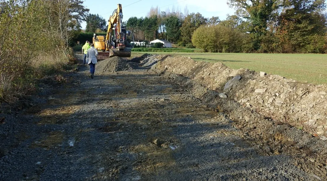 Pour faciliter l’accès à son terrain, il creuse « un boulevard » à la tractopelle sur un