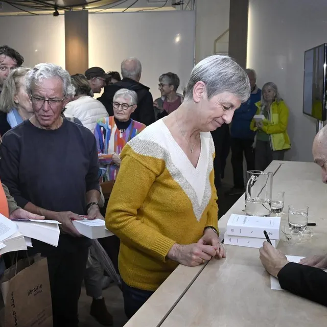 photo samedi 15 novembre 2025, les lecteurs sont venus en nombre à l’espace ouest-france pour rencontrer l’écrivain laurent mauvignier, lauréat du goncourt, et faire dédicacer son roman « la maison vide ».  ©  marc ollivier/ouest-france
