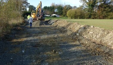 Pour faciliter l’accès à son terrain, il creuse « un boulevard » à la tractopelle sur un