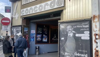 On sort son tricot et ses pelotes devant le grand écran du cinéma Le Concorde, à Nantes : la