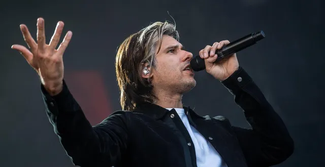 photo  orelsan sera en 2026 au festival la nuit de l’erdre, dimanche 5 juillet 2026. l’artiste, ici, en 2023, au festival des papillons de nuit à saint-laurent-de-cuves (manche).  ©  archives martin roche / ouest-france 