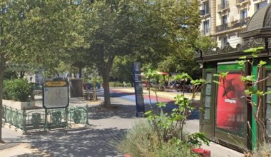 À Paris, les kiosques à journaux deviennent des points d’accueil pour les touristes