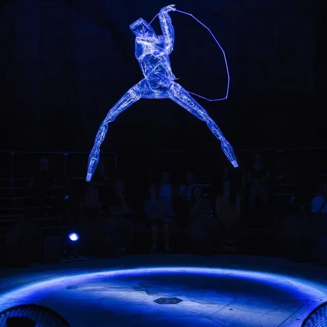 Nocturne, nouvelle création de la performeuse Phia Ménard. Sigrid Spinnox photo nocturne, nouvelle création de la performeuse phia ménard. © sigrid spinnox