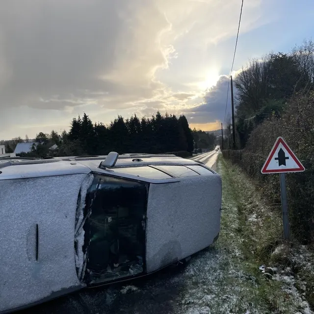 Une voiture renversée sur la route près de Lisieux, après un accident ce jeudi 20 novembre 2025. Ouest-France photo une voiture renversée sur la route près de lisieux, après un accident ce jeudi 20 novembre 2025. © ouest-france