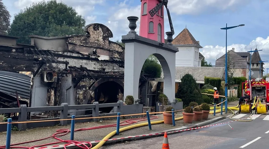 Incendie du Moulin rose près de Rouen : un homme mis en examen et placé sous contrôle judiciaire