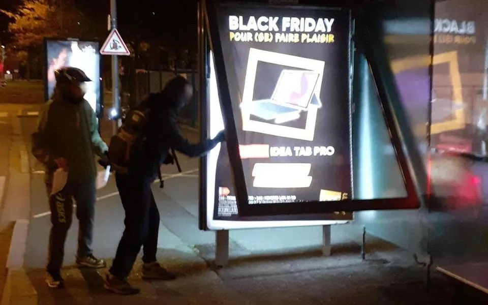 Pourquoi 400 publicités ont-elles disparu dans la nuit à Angers ?