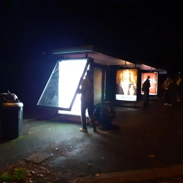 Des militants d’Extinction Rebellion ont retiré 400 pubs à Angers. Extinction Rébellion Angers photo des militants d’extinction rebellion ont retiré 400 pubs à angers. © extinction rébellion angers