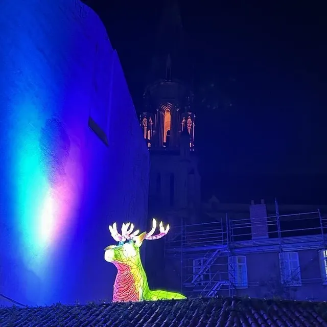 Le cerf du Voyage en hiver surplombe le marché de Noël place Royale, à Nantes. Ouest-France photo le cerf du voyage en hiver surplombe le marché de noël place royale, à nantes. © ouest-france