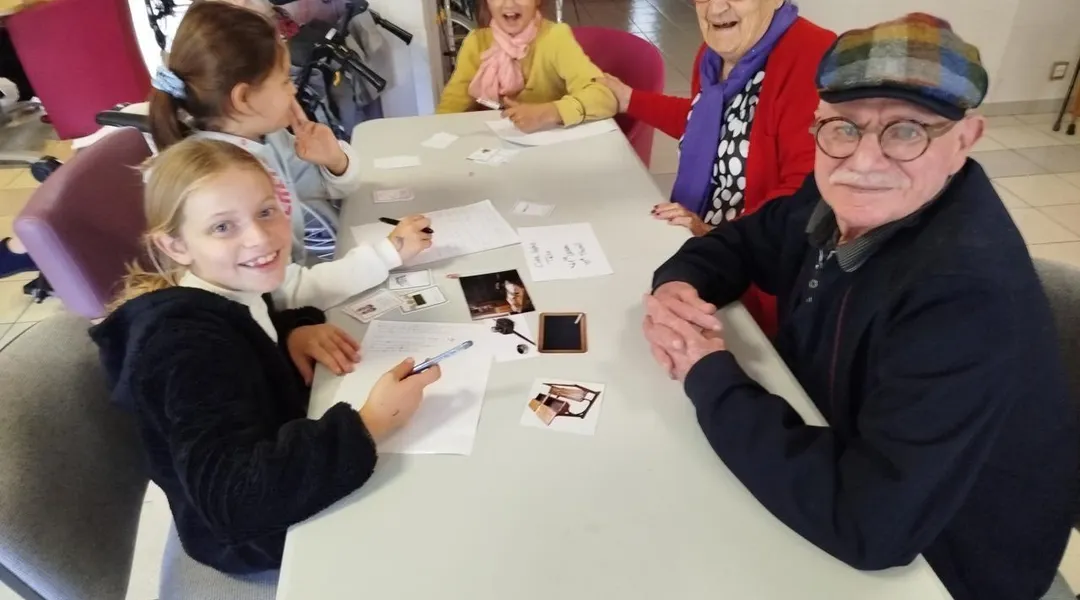 Les cours du jeudi, les punitions… Les élèves découvrent l’école d’antan avec les anciens