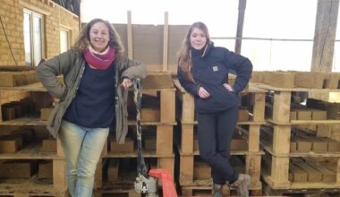 Grâce aux bouchons en liège, la briqueterie d’Emmaüs Terre reçoit 2 000 € à Rennes