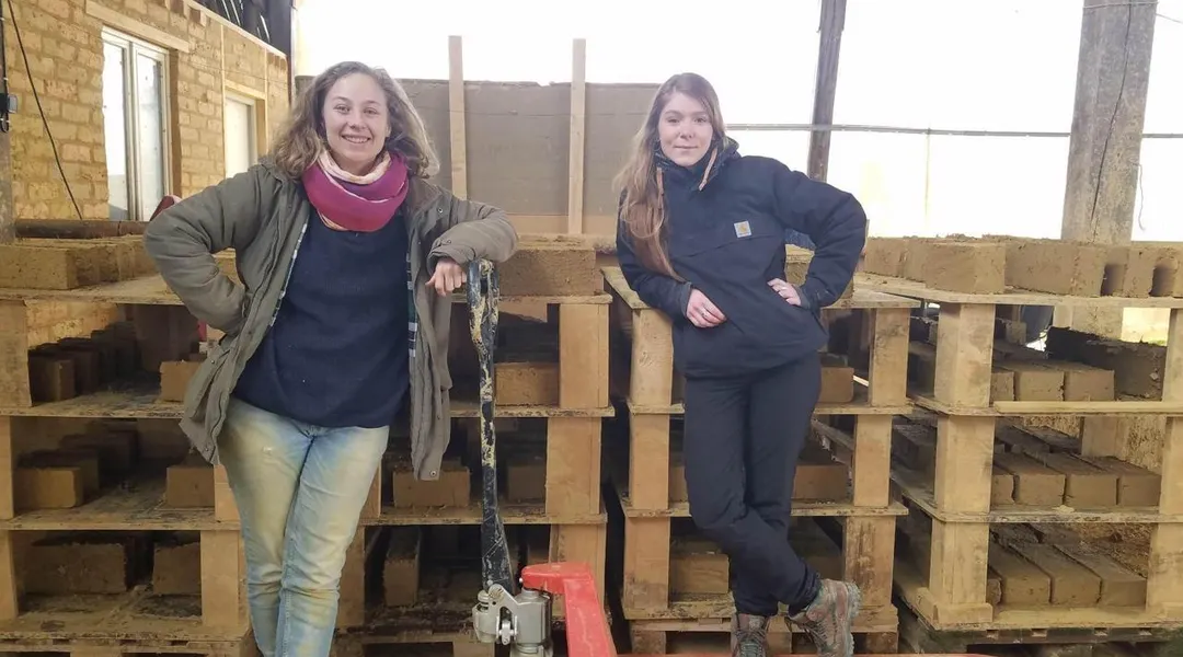 Grâce aux bouchons en liège, la briqueterie d’Emmaüs Terre reçoit 2 000 € à Rennes