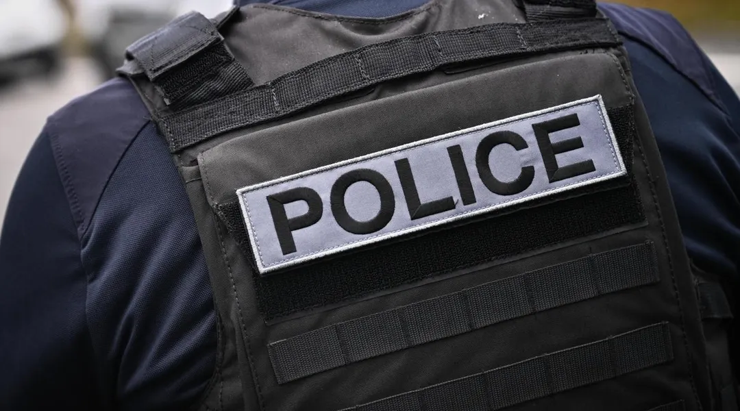 Recherché par la police judiciaire, il est contrôlé près de Nantes en possession d’un pistolet