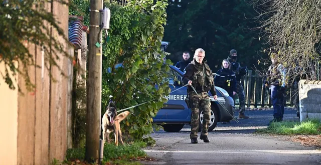 photo  les gendarmes sont déployés ce mercredi matin dans le hameau du haut-roquette ou le drame a eu lieu mardi soir.  ©  franck dubray /ouest-france 