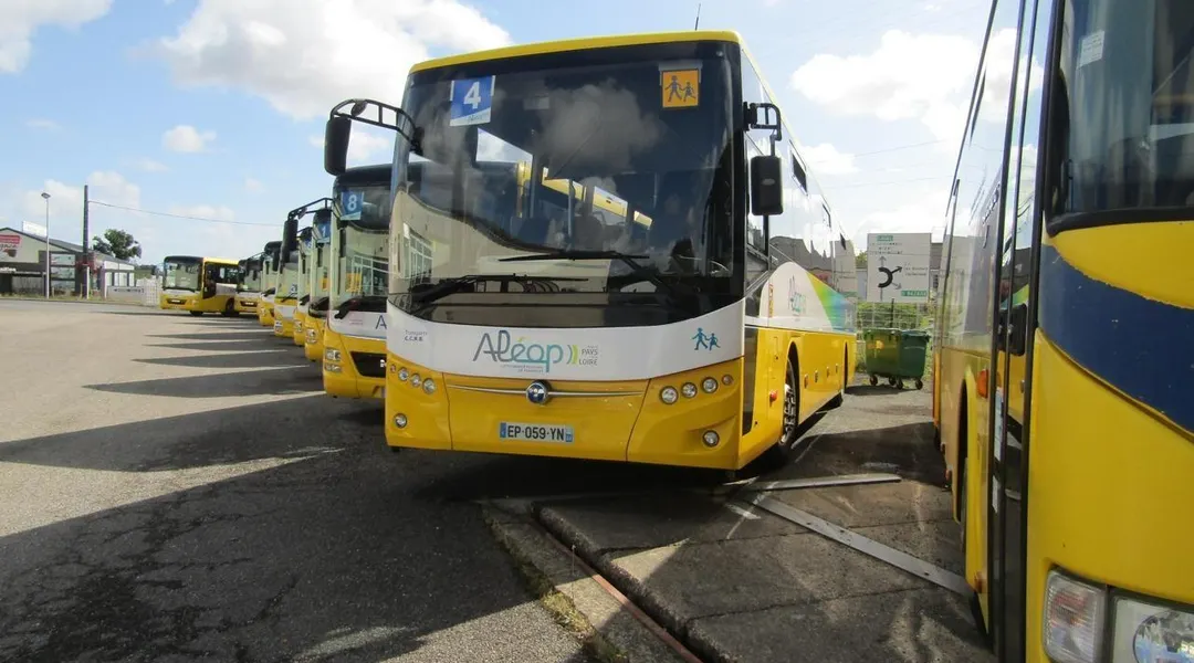 Après un accident, un conducteur de car piégé et secouru par les sapeurs-pompiers en