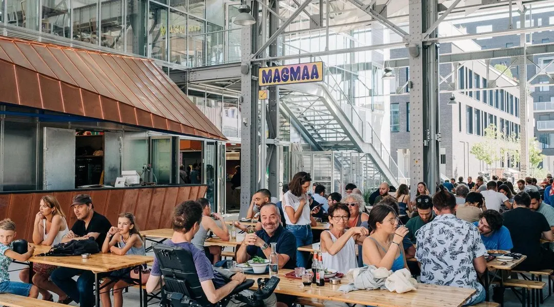 Les cuisines du food hall Magmaa font voyager jusqu’en Inde et en Afrique