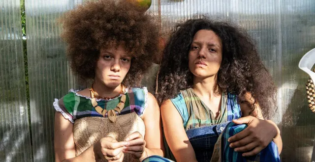 photo  laurina et sacha, les deux sœurs du duo malaka.  ©  maïlys champion 