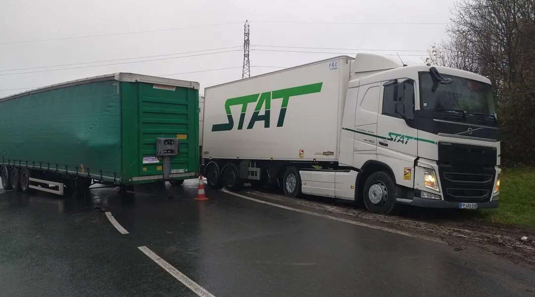 Un camion perd sa remorque, un autre s’embourbe : la circulation perturbée sur ce grand axe de