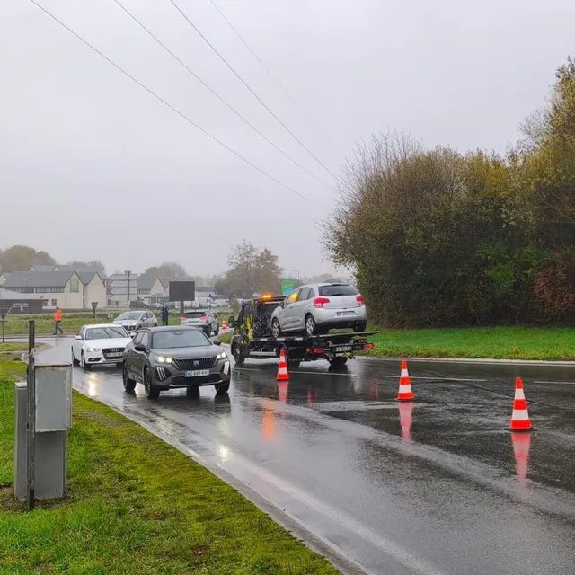 Les services de l’agence technique départementale du Lion-d'Angers ont mis en place une circulation à double sens sur le rond-point de la Renaissance, à Segré. Celui-ci se situe sur l’axe Angers-Rennes. Ouest-France photo les services de l’agence technique départementale du lion-d'angers ont mis en place une circulation à double sens sur le rond-point de la renaissance, à segré. celui-ci se situe sur l’axe angers-rennes. © ouest-france
