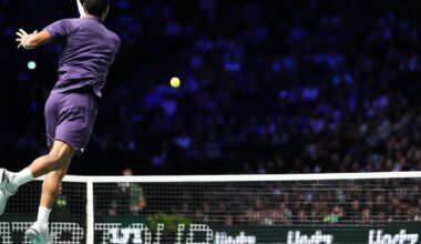 Le Canadien Félix Auger-Aliassime retourne le service du Kazakhstanais Alexander Bublik lors de la demi-finale du Masters 1000 de Paris, le 1er novembre 2025