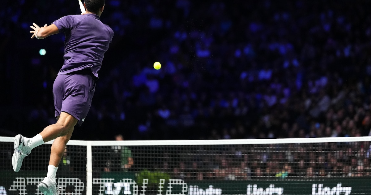 Le Canadien Félix Auger-Aliassime retourne le service du Kazakhstanais Alexander Bublik lors de la demi-finale du Masters 1000 de Paris, le 1er novembre 2025
