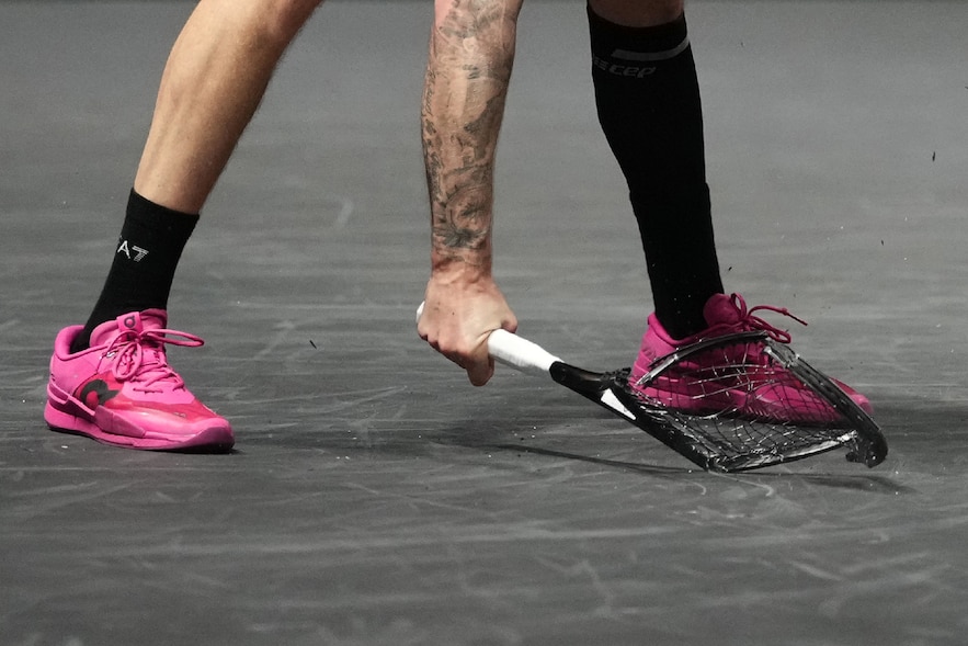 Le Kazakhstanais Alexander Bublik fracasse sa raquette lors de la demi-finale du Masters 1000 de Paris contre le Canadien Félix Auger-Aliassime, le 1er novembre 2025