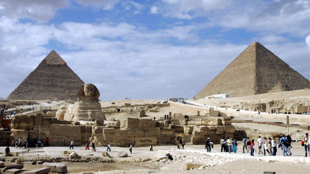 « Dans une position suspecte » : trois touristes arrêtés en Égypte pour avoir posé nus près de la pyramide de Khéops