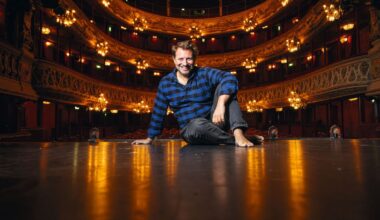 « Je ne sais pas draguer les vedettes » : Sébastien Azzopardi, l’homme de théâtre qui séduit le public sans têtes d’affiche