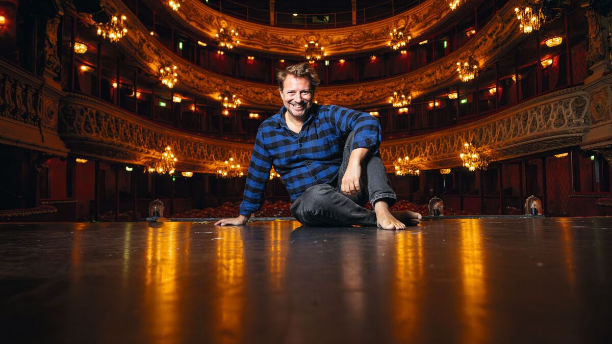 « Je ne sais pas draguer les vedettes » : Sébastien Azzopardi, l’homme de théâtre qui séduit le public sans têtes d’affiche