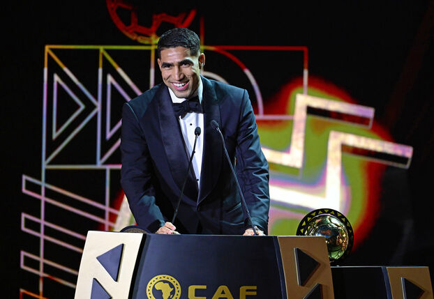 Achraf Hakimi tout sourire lors de la remise du Ballon d'or africain à Rabat, au Maroc, le 19 novembre 2025. 