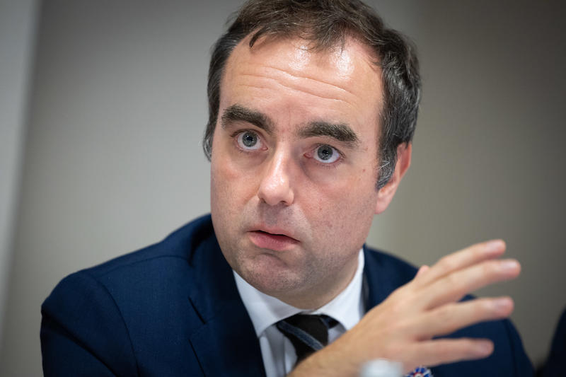 Du Cap Ferret à Saint-Tropez, les luxueuses vacances de Sébastien Lecornu chez ses amis patrons et milliardaires