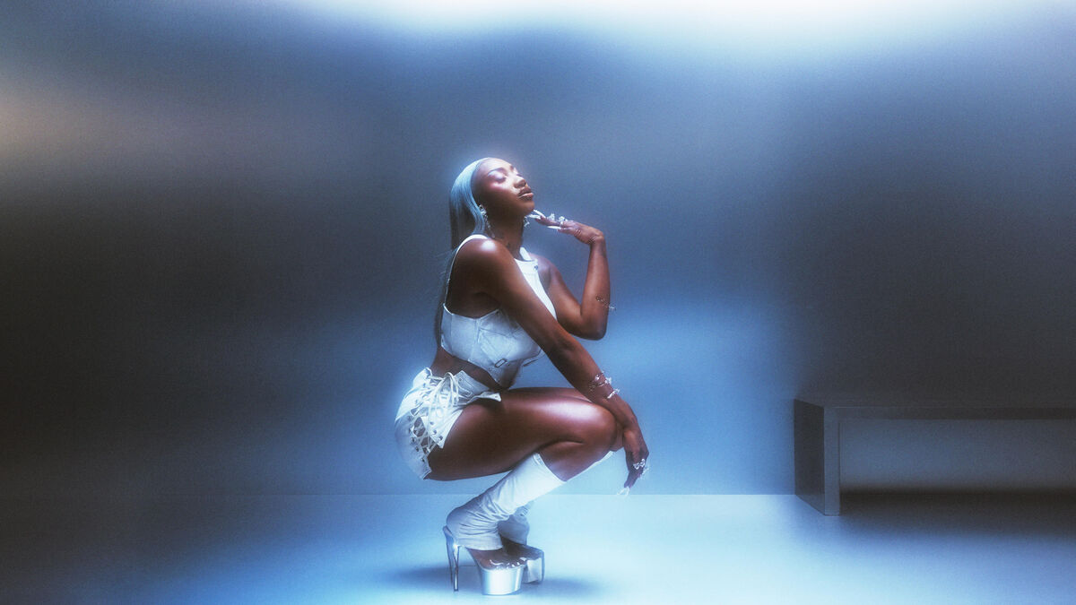 « Femme alpha » : Aya Nakamura se dévoile comme jamais dans son nouvel album « Destinée »