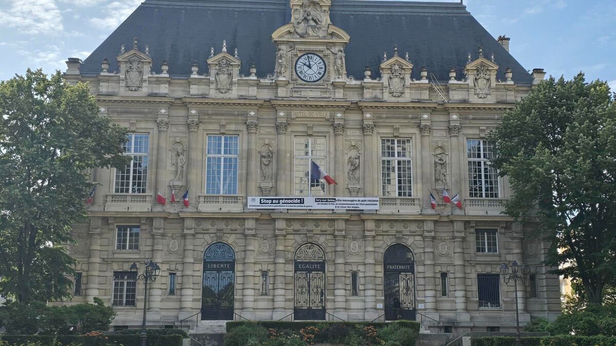 « C’est un crachat à la figure » : à Ivry, Mélissandre, victime de viol, dénonce le soutien d’élus à son agresseur