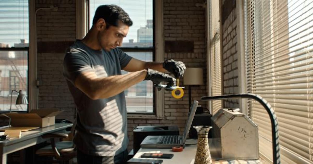 «L’Intermédiaire» de David Mackenzie : derrière le sifflet des «whistleblowers» - Libération