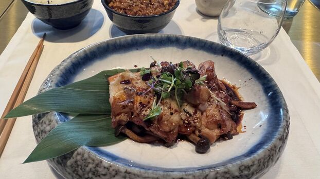 A la carte d'Hokusaï, des classiques nippons servis dans des assiettes au design soigné.