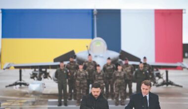 Chasseur Rafale sur le tarmac de la base aérienne de Villacoublay où, le 17 novembre, Emmanuel Macron a accueilli Volodymyr Zelensky. Photo © ELIOT BLODET-POOL/SIPA