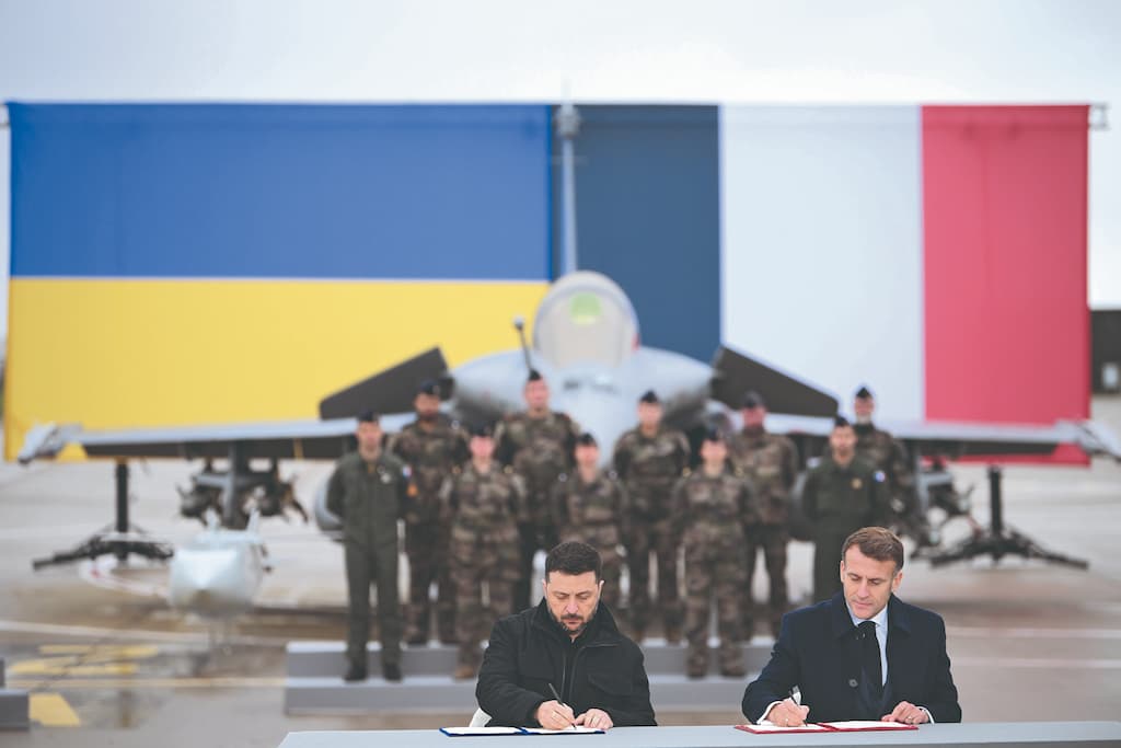 Chasseur Rafale sur le tarmac de la base aérienne de Villacoublay où, le 17 novembre, Emmanuel Macron a accueilli Volodymyr Zelensky. Photo © ELIOT BLODET-POOL/SIPA