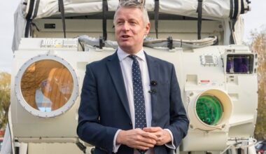 Le ministre britannique de la Défense, Luke Pollard, devant le système laser « DragonFire ». Jack Eckersley/UK MOD © Crown copyright 2025/Cover Images/SIPA