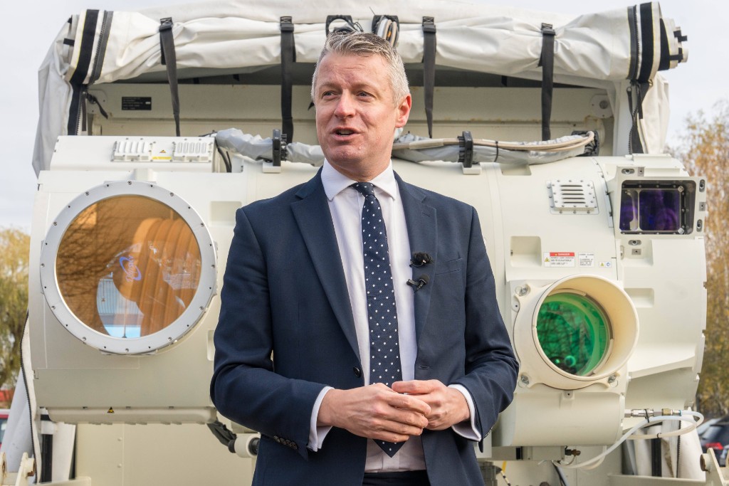 Le ministre britannique de la Défense, Luke Pollard, devant le système laser « DragonFire ». Jack Eckersley/UK MOD © Crown copyright 2025/Cover Images/SIPA