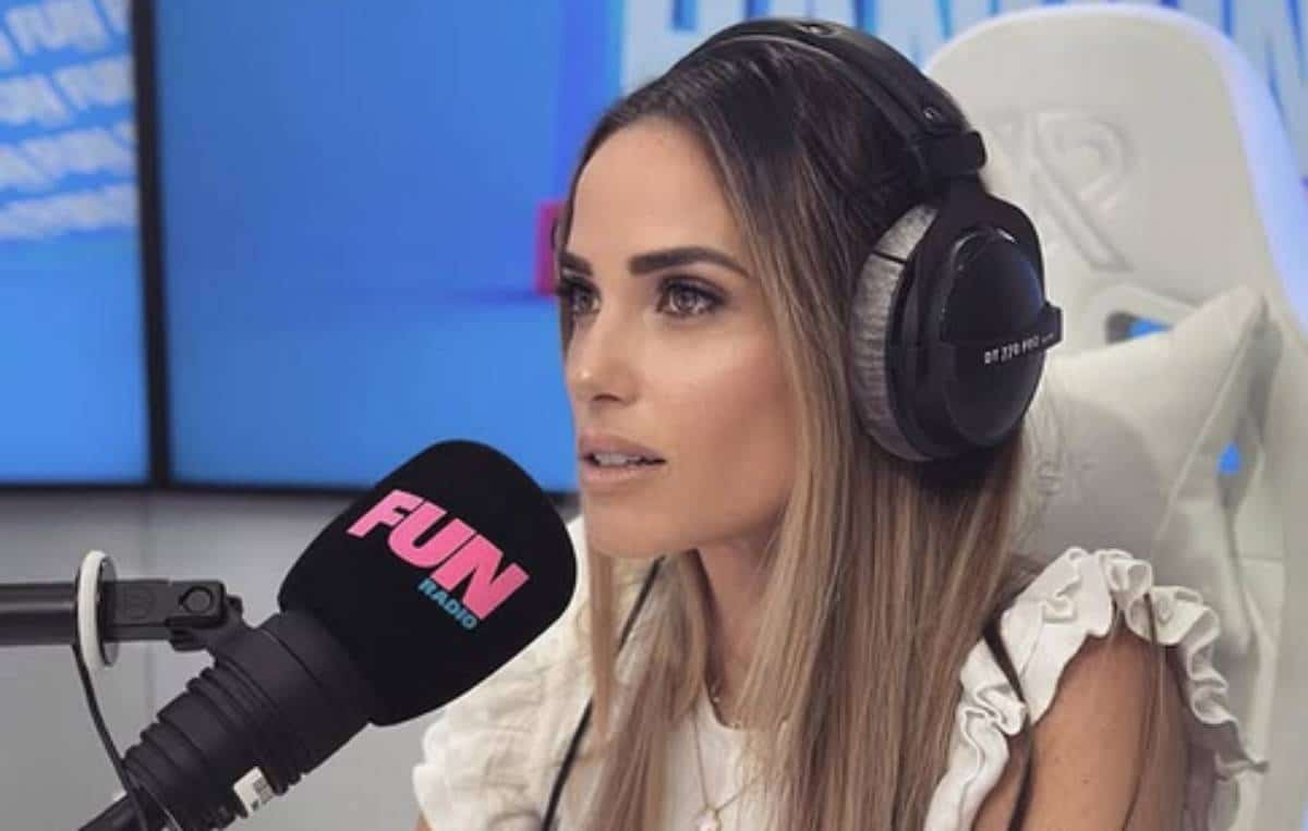 Capucine Anav se fait voler son sac à main hors de prix à la radio avec Cyril Hanouna