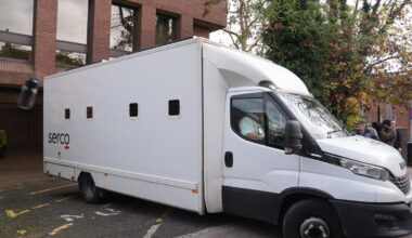 « Va te faire f… » : huées et insultes contre le suspect de l’attaque au couteau dans un train anglais à sa sortie du tribunal