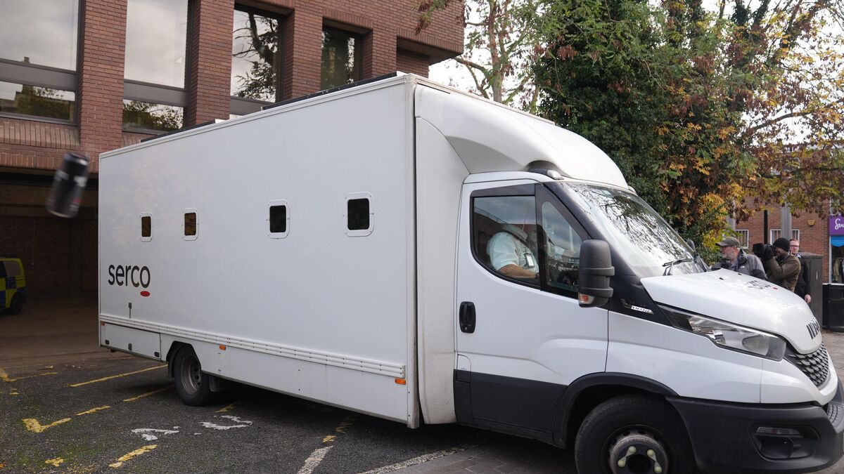 « Va te faire f… » : huées et insultes contre le suspect de l’attaque au couteau dans un train anglais à sa sortie du tribunal