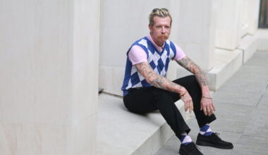 « Je vais demander la nationalité française » : le chanteur d’Eagles Of Death Metal se confie dix ans après le Bataclan