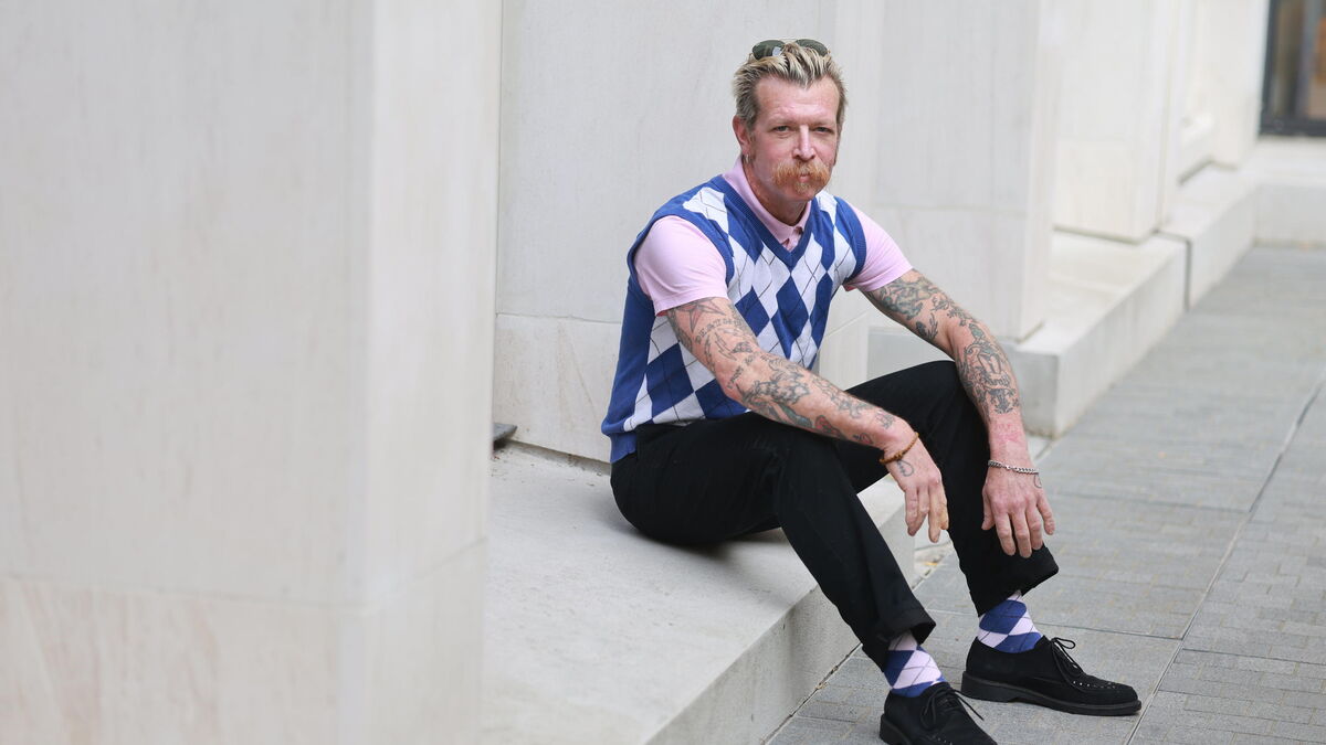 « Je vais demander la nationalité française » : le chanteur d’Eagles Of Death Metal se confie dix ans après le Bataclan