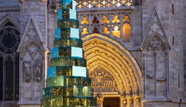 Photo du sapin verre de retour sur la place Pey-Berland