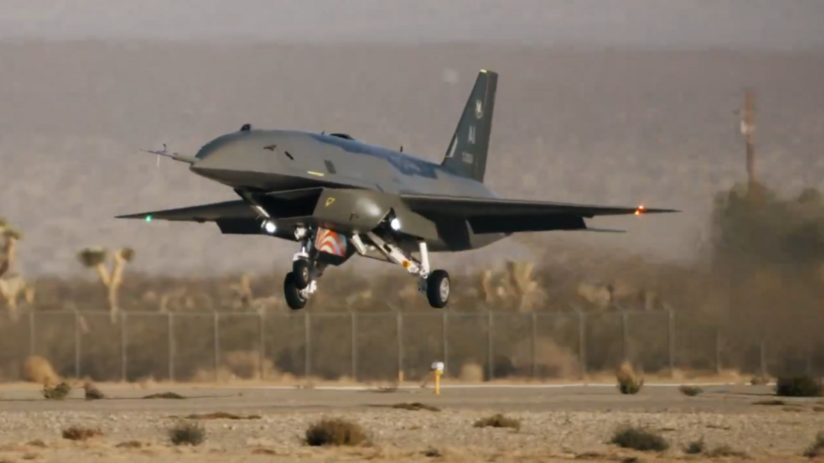 Un avion de chasse sans pilote inédit : « En course contre la Chine », les États-Unis testent en vol le « Fury »