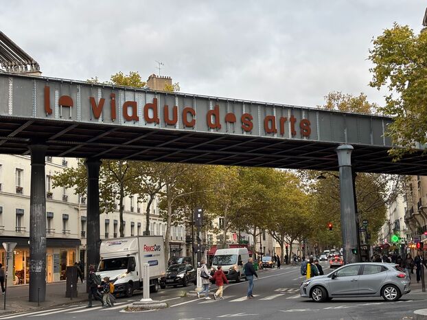 Paris (XIIe), le 30 octobre. Parmi la cinquantaine de commerçants installés sous le viaduc, plusieurs artisans indépendants connaissent des difficultés liées à l'augmentation de certaines charges, mais aussi à un volume de vente parfois faible.