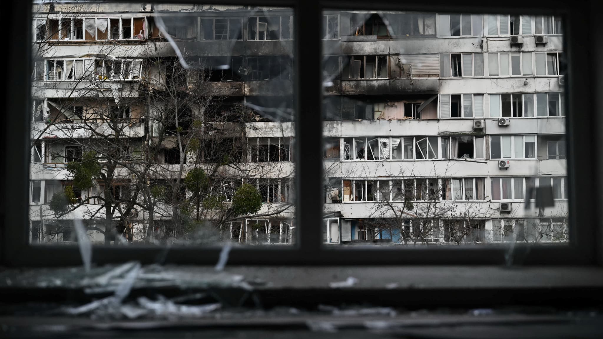 Un immeuble résidentiel endommagé après des frappes russes à Kiev le 25 novembre 2025