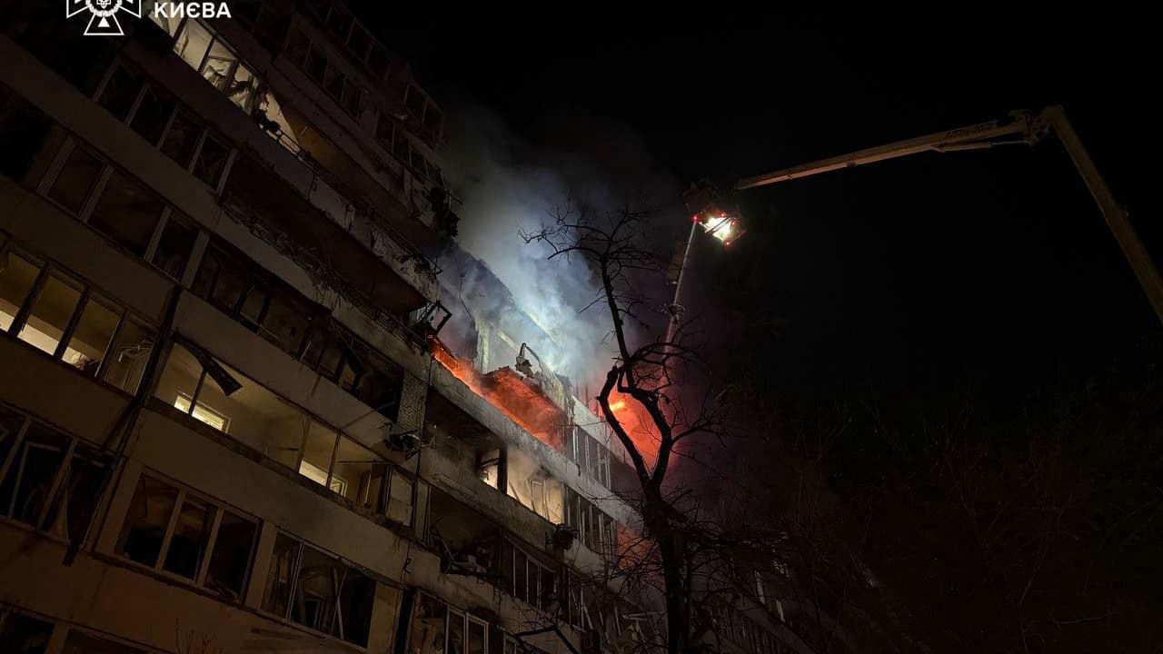 Des pompiers sont en train d'éteindre un incendie dans un immeuble résidentiel après des frappes russes à Kiev le 25 novembre 2025