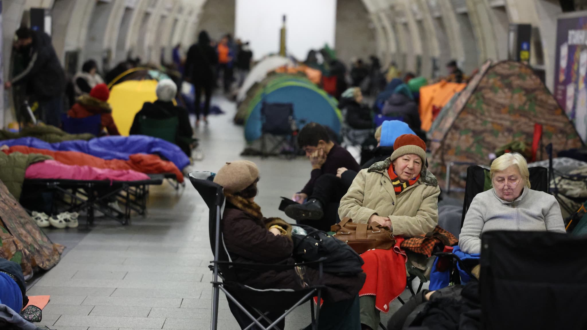 Des personnes se réfugient dans une station de métro à Kiev le 25 novembre 2025.